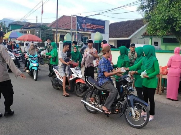 Berbagi Kebahagiaan, Danramil dan Kapolsek Menes Bagi-bagi Takjil