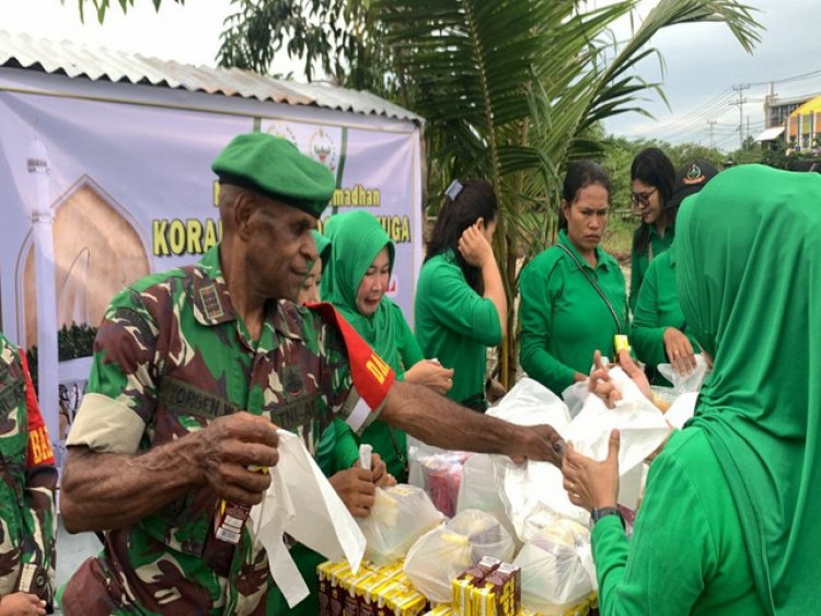 Kodim 1710/Mimika Melalui Koramil Jajaran Terus Bagikan Takjil Gratis Kepada Masyarakat