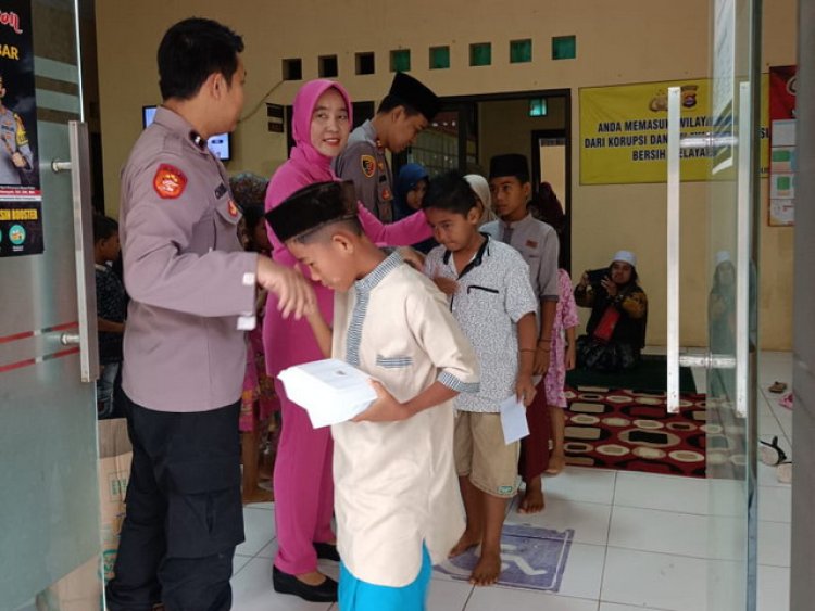 Mengisi Ramadhan 1444 H. Jajaran Polsek Cigeulis Bersama Bhayangkari Ranting Bagikan Takjil dan Santunan Anak Yatim
