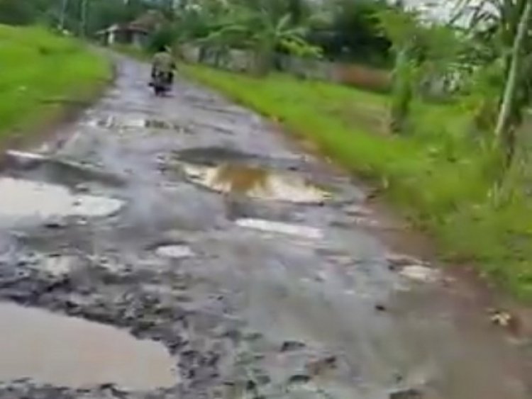 Warga Keluhkan Jalan Cimanuk - Banjar Rusak Parah