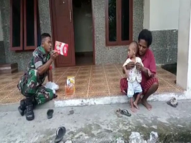 Babinsa Timika Setiap Minggu Berikan Makanan Bergizi Kepada Anak Stunting