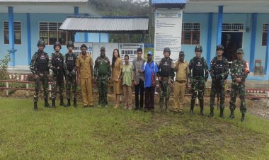 Satgas Yonif Raider 200/BN Bantu Pengawasan UAS di SDN Kelila