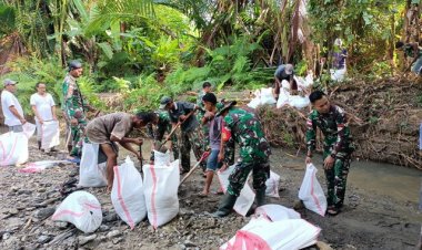 Cegah Kerawanan Banjir, Satgas Yonarmed 1 Kostrad Bantu Warga Dirikan Tanggul Sungai