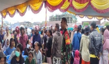 Pastikan Tepat Sasaran, Babinsa Timika Dampingi Penyaluran Bansos