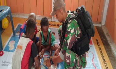 Satgas Yonif Raider 200/BN Bantu Mengajar Siswa PAUD Muara Nawa