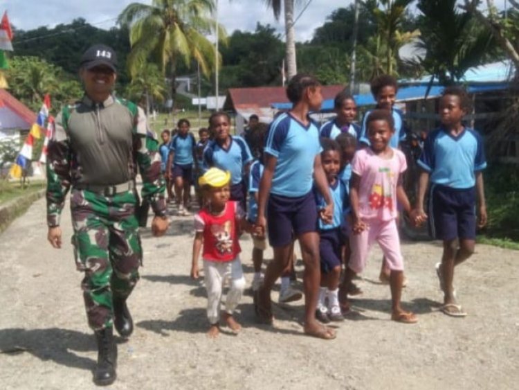 Interaksi Humanis Satgas Yonif 143/TWEJ Jalan Sehat Bersama Siswa SD di Perbatasan RI