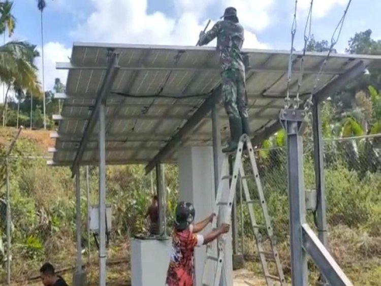 Optimalkan Jaringan Signal, Satgas Yonif 143/TWEJ Ajak Masyarakat Bersihkan Tower BTS di Pedalaman Papua