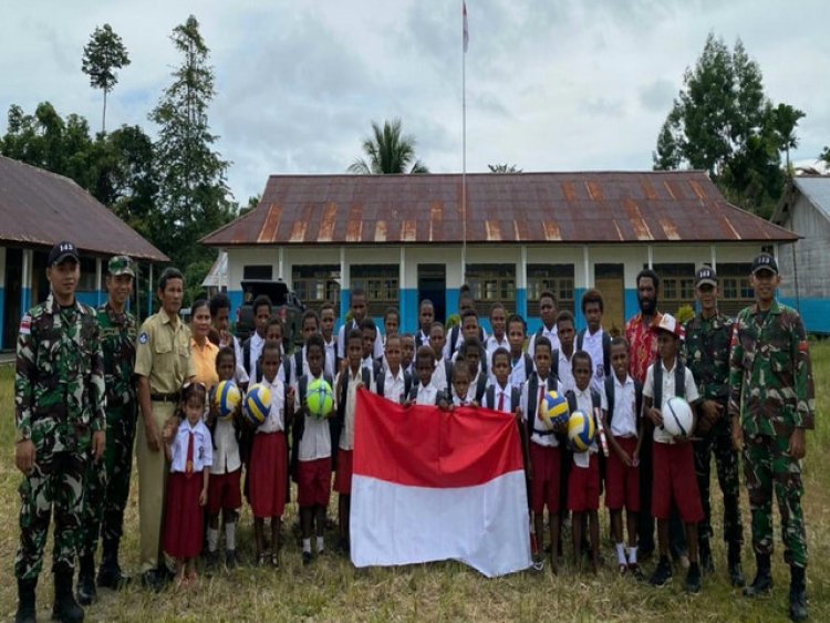 Satgas Yonif 143/TWEJ Salurkan Bantuan Dari Mabes TNI Bagi Siswa SD di Papua
