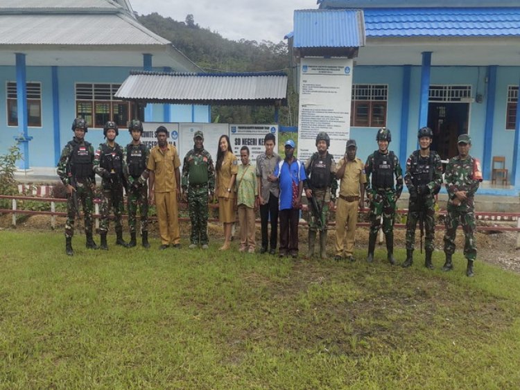 Satgas Yonif Raider 200/BN Bantu Pengawasan UAS di SDN Kelila