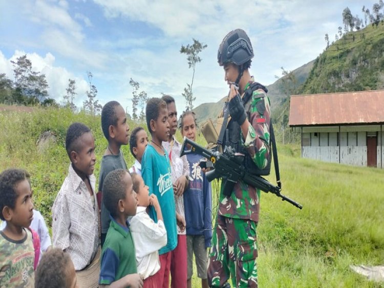 Akrabnya Satgas Yonif Raider 200/BN Sapa Masyarakat Kurima