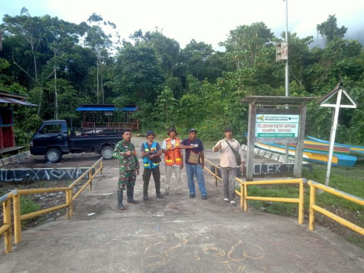 Dukung Program Pemerataan Pembangunan, Babinsa Koramil 1710-06/Agimuga Dampingi Konsultan Proyek Pengaspalan Jalan di Lokasi