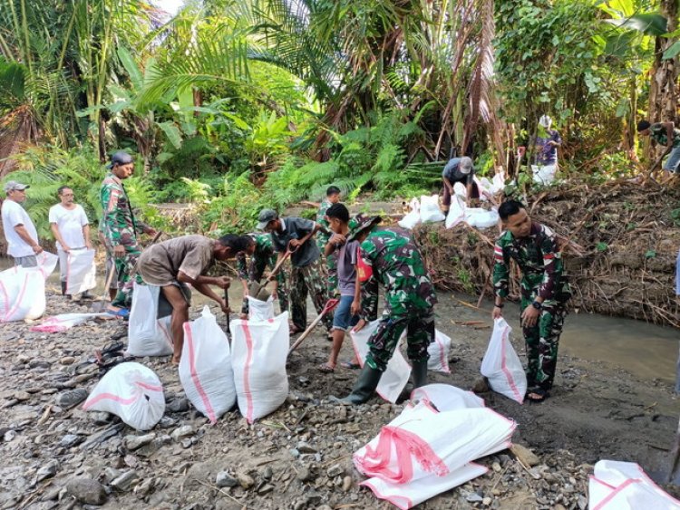 Cegah Kerawanan Banjir, Satgas Yonarmed 1 Kostrad Bantu Warga Dirikan Tanggul Sungai