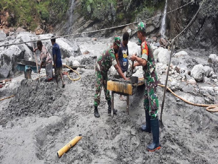 Jalin Tali Silaturahmi Babinsa Koramil 04/Tembagapura Anjangsana ke Tokoh Masyarakat