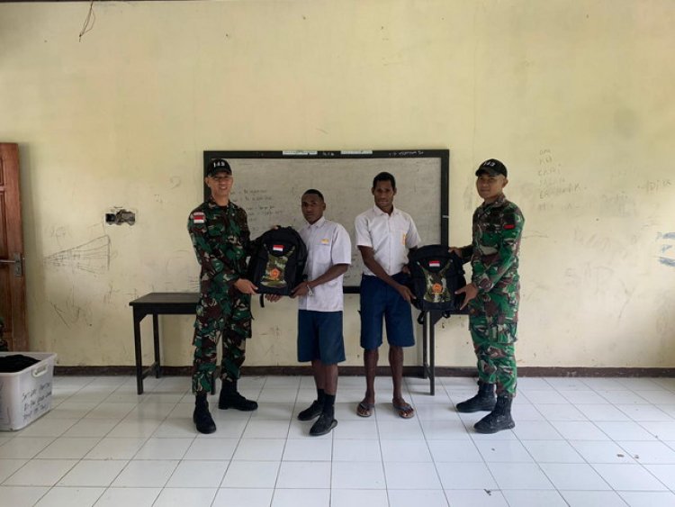 Pacu Semangat Belajar, Satgas Yonif 143/TWEJ Bagikan Bantuan Tas dan Alat Tulis
