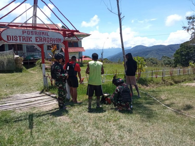 Satgas Yonif Raider 200/BN Bantu Perbaiki Mesin Rumput Warga