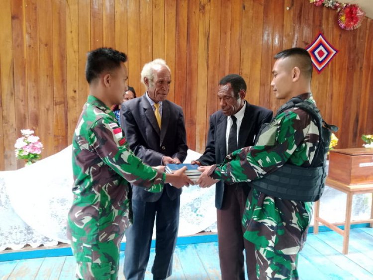 Untuk Meningkatkan Keimanan, Satgas Yonif Raider 200/BN Berikan Bantuan Alkitab Setelah Ibadah