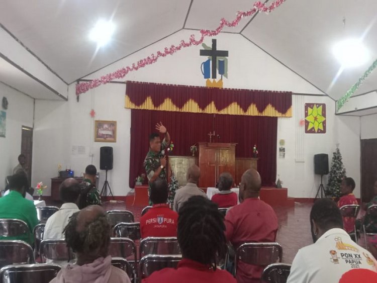 Perkokoh Kemanunggalan, Danramil 1710-04/Tembagapura Gelar Komsos Usai Ibadah Gereja