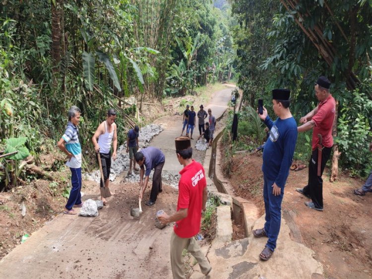 Perbaiki Jalan Rusak, Kades Cibarani di Pandeglang Kerahkan Warganya