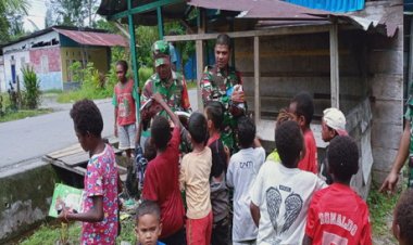 Motivasi Semangat Belajar, Babinsa Koramil 1710-02/Timika Bagikan Alat Tulis Kepada Anak-Anak Sekolah