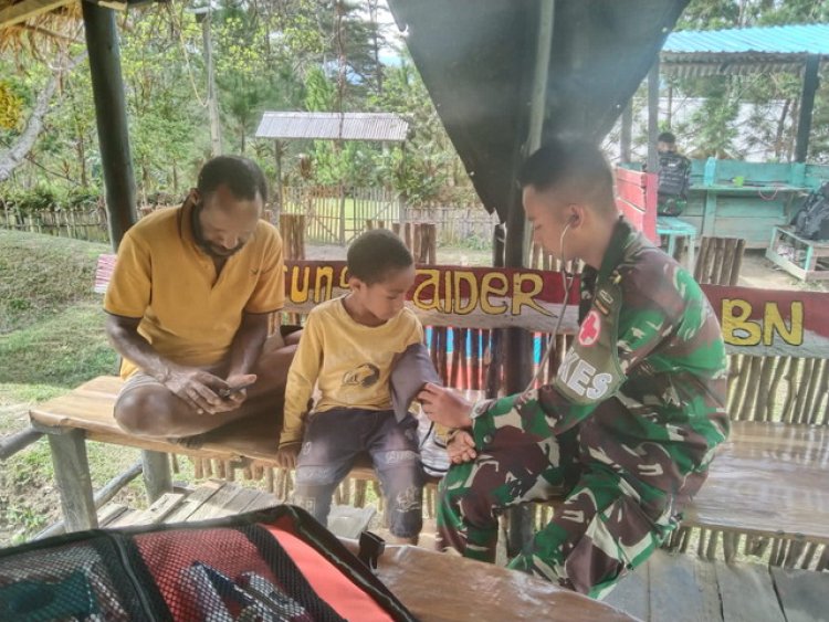 Satgas Yonif Raider 200/BN Bantu Pengobatan Masyarakat Yang Sakit