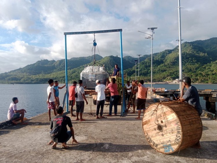 Pulau Romang Akan Terang, Danlantamal IX Perintahkan Danposal Pulau Romang Bantu Percepat Listrik Masuk Desa