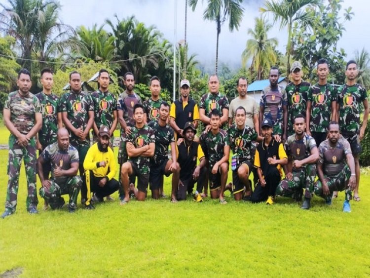 Tingkatkan Sinergitas TNI-Polri, Satgas Yonif 143/TWEJ Lakukan Olahraga Bersama
