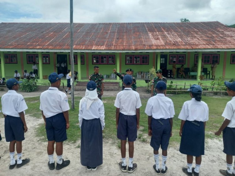 Bangkitkan Jiwa Nasionalisme, Satgas Yonarmed 1 Kostrad Latih Upacara Bendera Siswa SMP