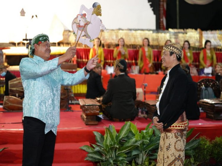Laksamana Budayawan Gelar Wayang Semar Boyong di Kodam V Brawijaya   