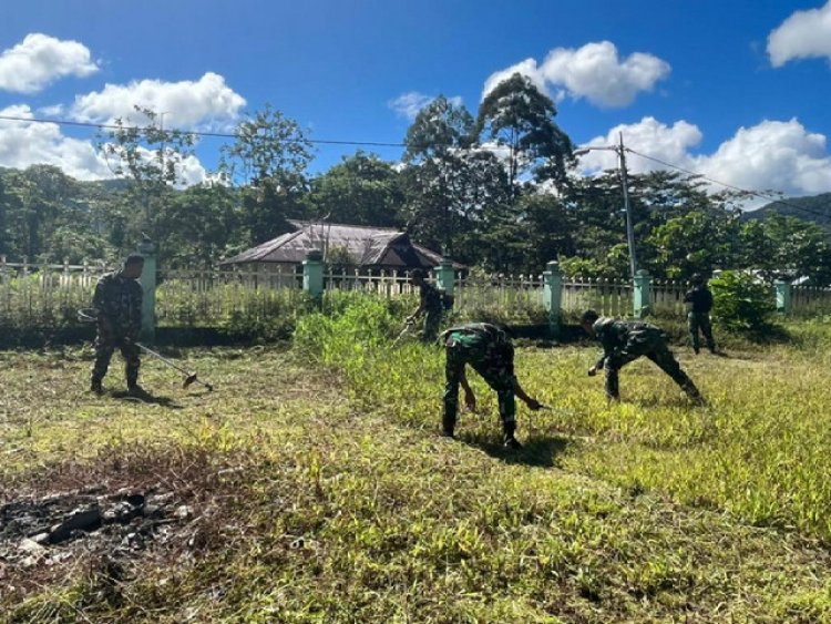 Kegiatan Bersih-Bersih Lingkungan Kampung Oleh Prajurit Pos Benawa