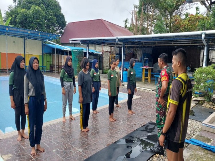 Babinsa Koramil 1710-02/Timika Latih Renang Dasar Siswa-Siswi SMA Taruna Timika