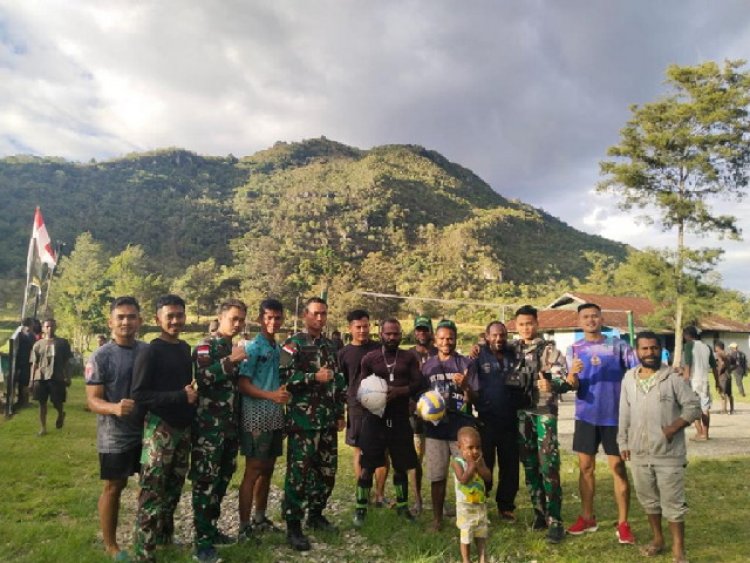 Tingkatkan Minat Berolahraga, Satgas Yonif Raider 200/BN Berikan Bantuan Sarana Olahraga