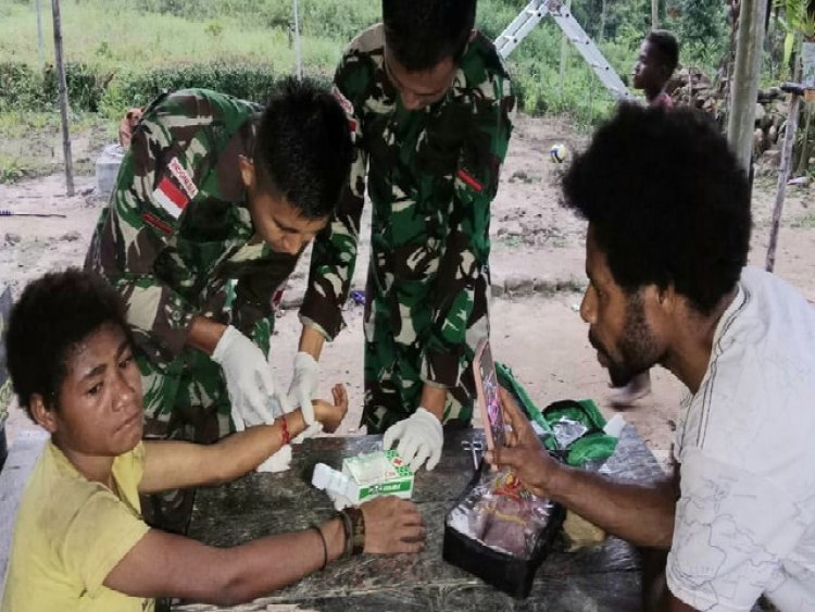 Kesigapan Satgas Yonif 143/TWEJ  Tangani Luka Warga Tatakra