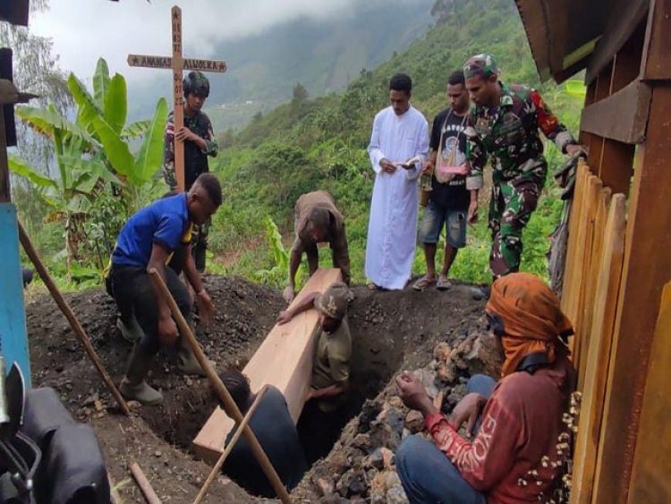 Jalin Silaturahmi, Satgas Yonif 143/TWEJ Bantu Pemakaman Warga Pegunungan Papua