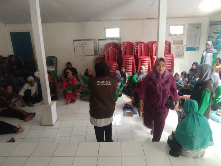 PLT Camat Beserta Sekmat Labuan Hadirin Pembagian Insentif Desa Banyumekar Labuan