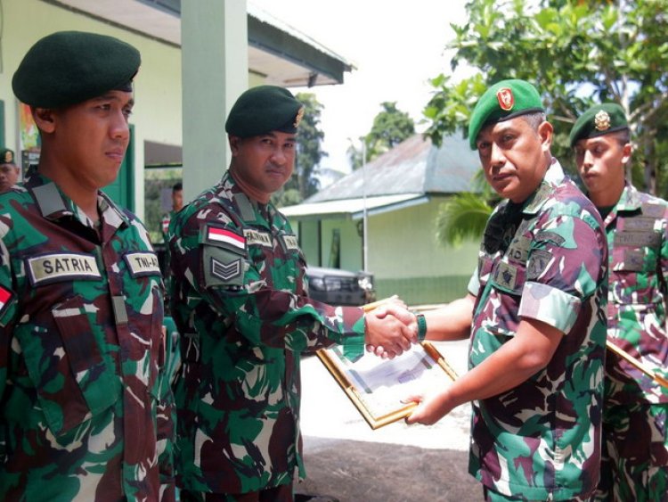 Berhasil Amankan Senapan Serbu, Satgas Yonarmed 1 Kostrad Kembali Raih Penghargaan dari Pangdam XVI/Pattimura