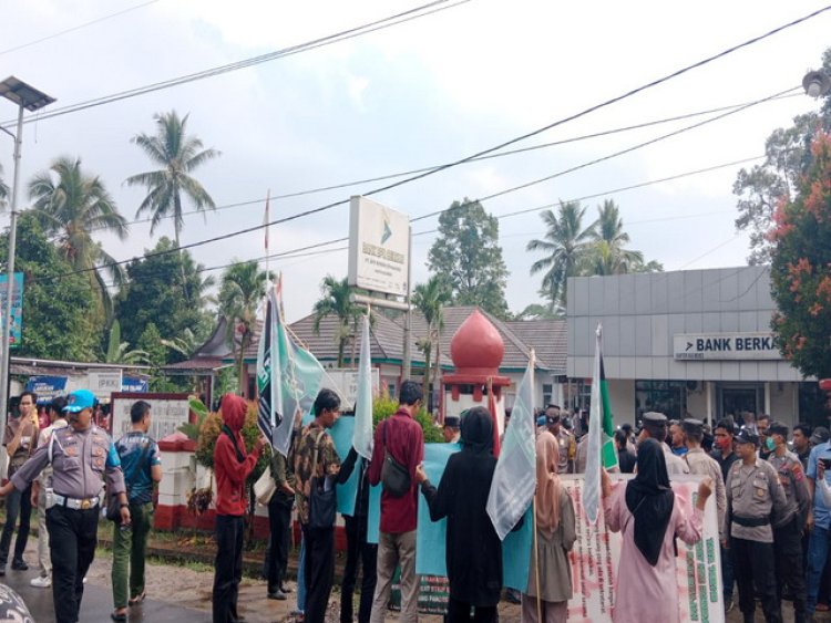 HMI Gelar Aksi Atas Galian Tanah Yang Diduga Ilegal di Menes - Pandeglang
