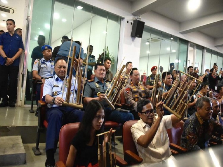 Panglima TNI dan Ketum Dharma Pertiwi  Berpartisipasi Dalam Angklung Guinness World of Records
