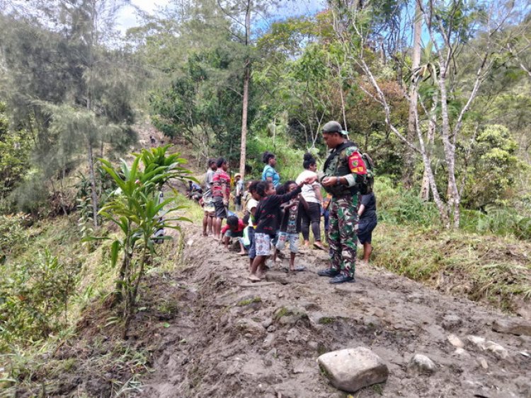 Babinsa Koramil 1710-04/Tembagapura Bersama Warga Gelar Kerja Bakti Bersihkan Jalan dan Lingkungan Kampung