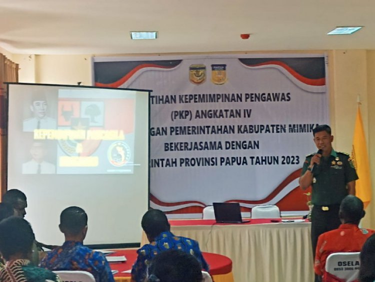 Kasdim 1710/Mimika Beri Materi Etika dan Integritas Kepemimpinan Kepada Peserta Pelatihan