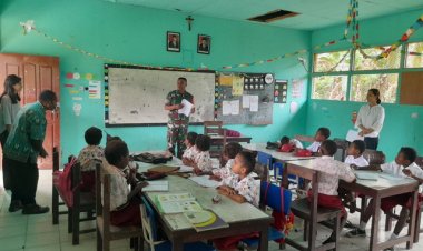 Peduli Dengan Pendidikan Anak, Babinsa Koramil 1710-07/Mapurujaya Bantu Mengajar di Sekolah