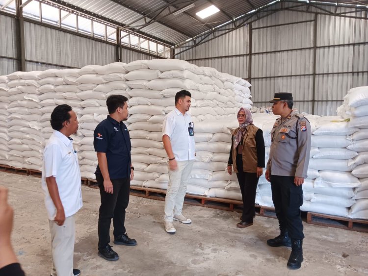 Cek Ketersediaan Beras Bantuan CBP di Gudang Bulog, Kapolsek Pagelaran Dampingi Wakapolres Pandeglang Tinjau Ketersediaan