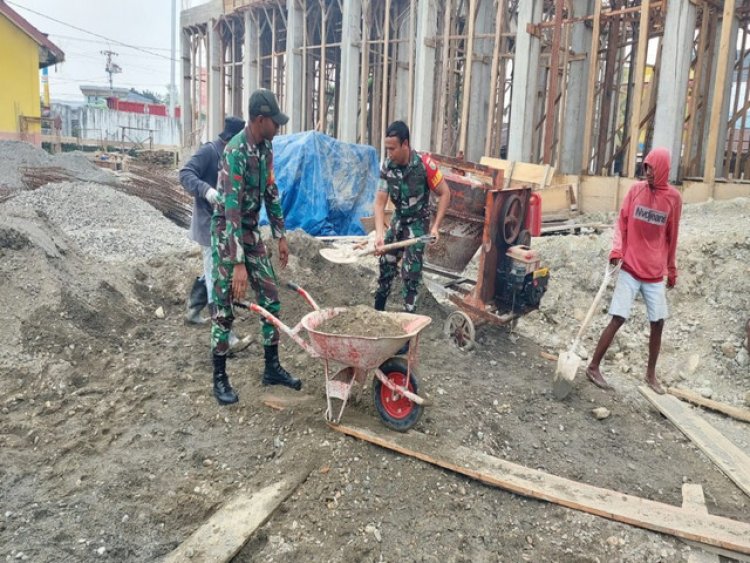 Bentuk Kebersamaan dan Cermin Kemanunggalan TNI-Rakyat, Babinsa Koramil 1710-02/Timika Bantu Pembangunan Rumah Pastori Gereja Kingmi
