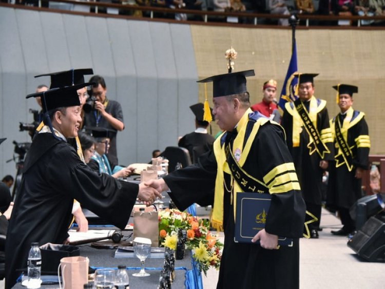 Kepala Bakamla RI Sandang Gelar Doktor, Hingga Predikat Cum Laude