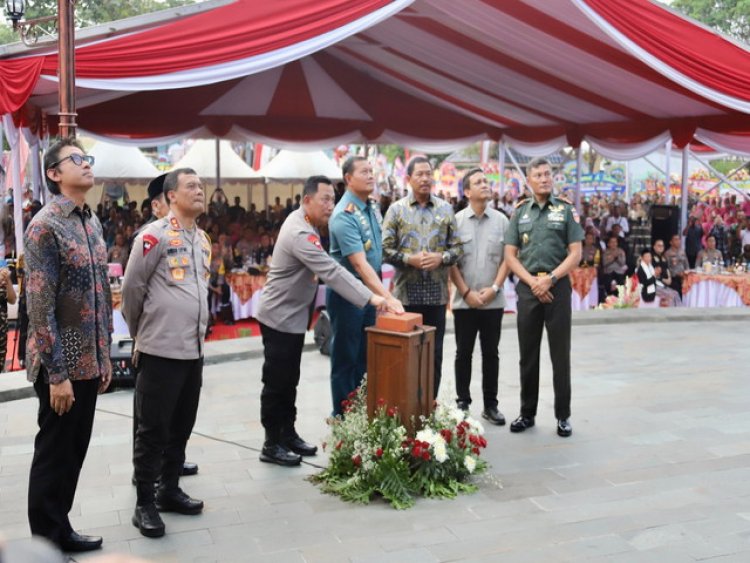 Panglima TNI  Bersama Kapolri Meresmikan Monumen Jenderal Polisi Hoegeng Iman Santoso