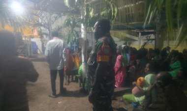 Pastikan Berjalan Aman dan Lancar, Babinsa Koramil Jajaran Kodim 1710/Mimika Turut Amankan Jalannya Ibadah Malam Natal 2023