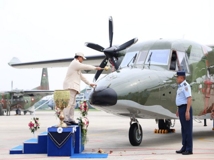 Menhan Prabowo Serahkan 5 Unit Pesawat NC-212i kepada TNI Angkatan Udara