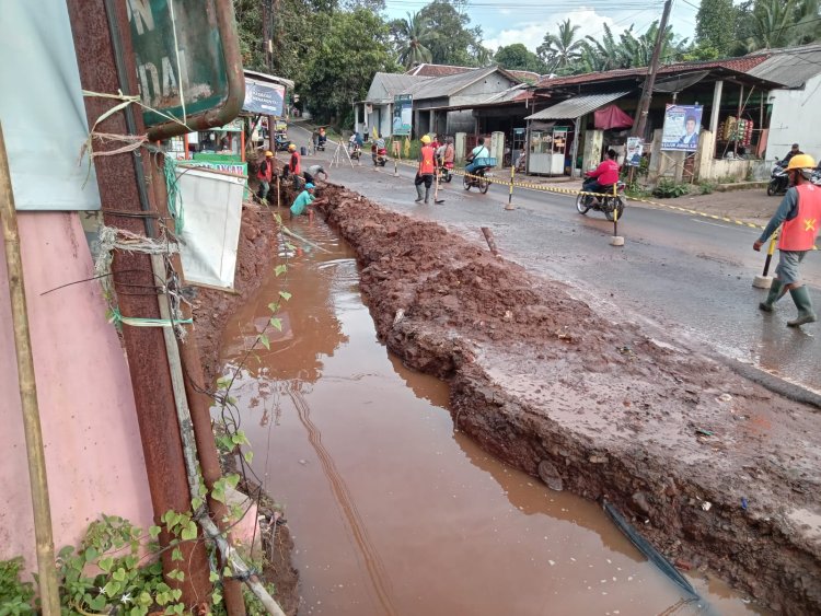 Akses Jalan Terputus, Sejumlah Warga Desa Babakan Lor Keluhkan Pekerjaan Kementrian PUPR