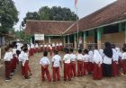 Hebat.  Walau Ruang Kelas kurang dan sapras minim Siswa-Siswi MIS Mathla'ul Anwar Pade semangat latihan Baris Berbaris menyambut HUT RI ke 79,