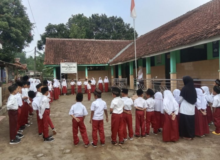 Hebat.  Walau Ruang Kelas kurang dan sapras minim Siswa-Siswi MIS Mathla'ul Anwar Pade semangat latihan Baris Berbaris menyambut HUT RI ke 79,