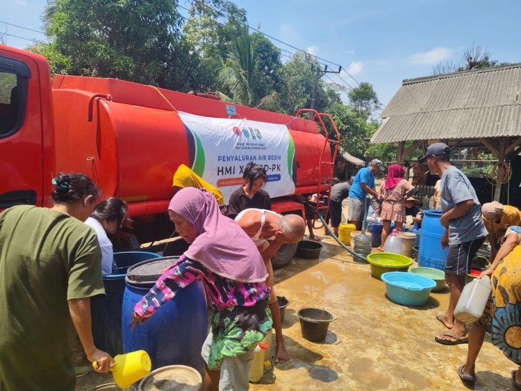 Diapresiasi Warga, HMI Cabang Pandeglang Siang Malam Salurkan Air Bersih Bantu Warga Terdampak Kekeringan